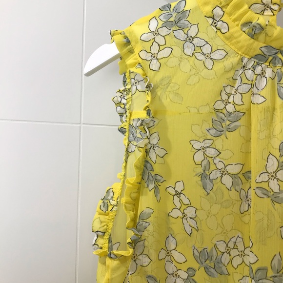 Who What Wear Sheer Floral Sleeveless Blouse - Picture 6 of 13